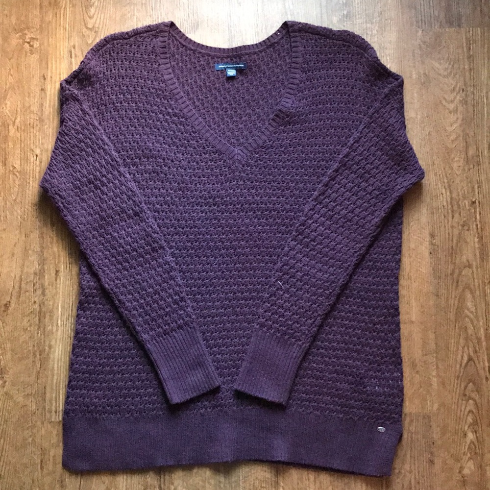 Women’s American Eagle V-neck sweater. Size medium